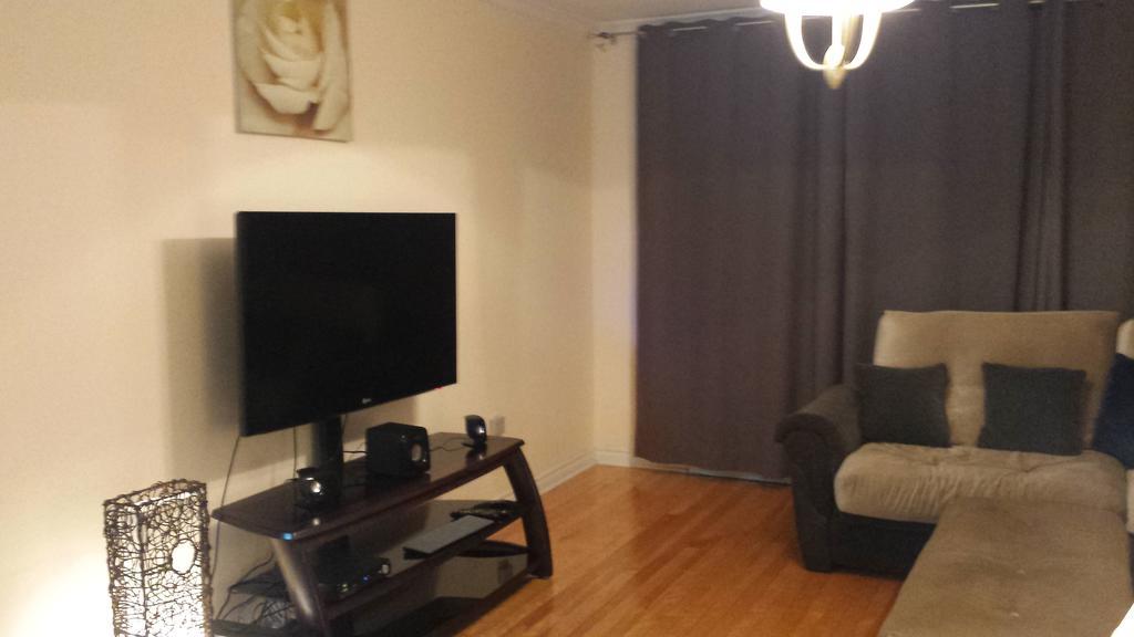 Three Bedroom Holiday Apartment Longueuil Luaran gambar